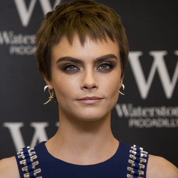 Cara Delevingne abandona cabelo loiro e adota fios castanhos