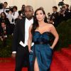 Kim Kardashian e Kanye West prestigiam o Met Gala 2014