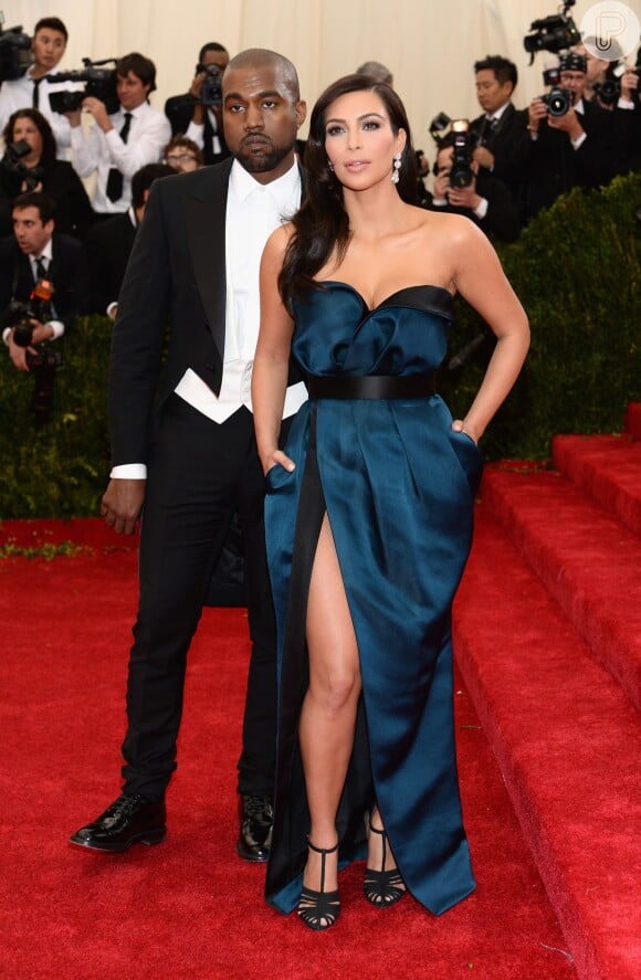 Kim Kardashian e Kanye West prestigiam o Met Gala 2014