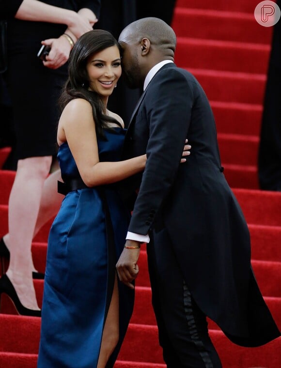 Kim Kardashian e Kanye West conversam ao pé do ouvido no tapete vermelho do Met Gala 2014