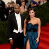 Kim Kardashian e Kanye West aparecem publicamente pela 1ª vez após casamento no civil e socialite recebe elogios pelo look do Met Gala 2014