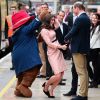 Grávida, Kate Middleton foi chamada pelo urso Paddington para uma dança a dois e não recusou o convite
