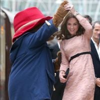 Grávida, Kate Middleton muda visual e dança com urso em estação de trem