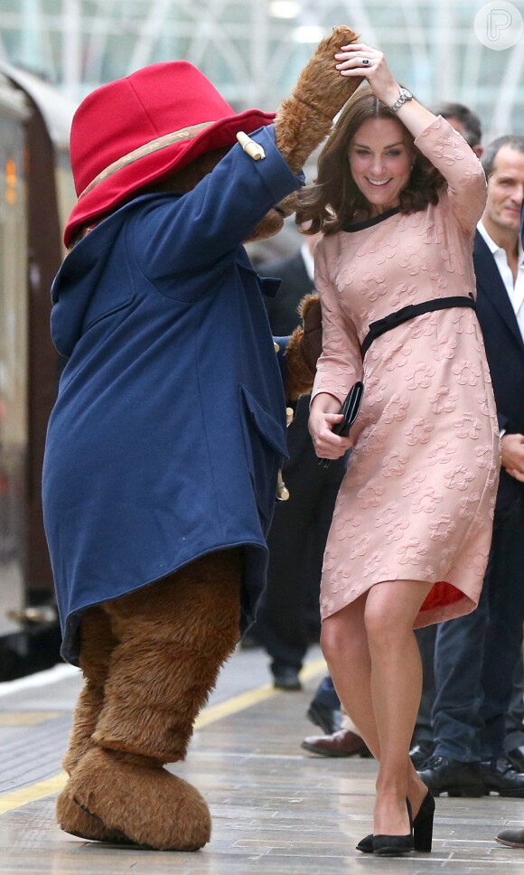 Kate Middleton, grávida de seu terceiro filho, prestigiou o evento do Charities Forum (Fórum de Caridades) e dançou com o urso Paddington na estação de trem da cidade de mesmo nome nesta segunda-feira, dia 16 de outubro de 2017
