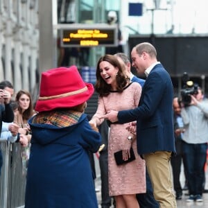 Grávida, Kate Middleton mostrou seu bom humor durante um evento da família real