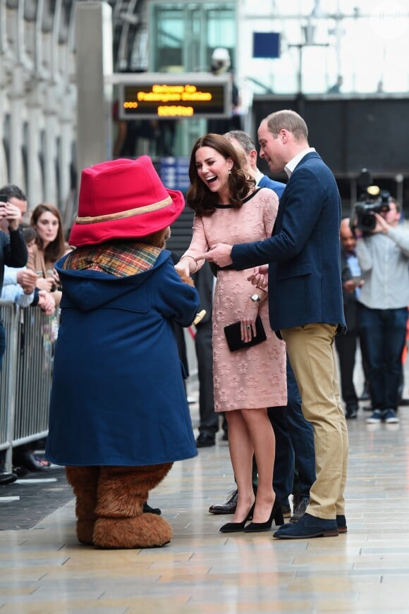 Grávida, Kate Middleton mostrou seu bom humor durante um evento da família real