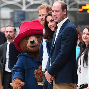 Kate Middleton, príncipe William e príncipe Harry compareceram ao evento do Charities Forum (Fórum de Caridades) na primeira plataforma da estação de Paddington, em Londres, na Inglaterra