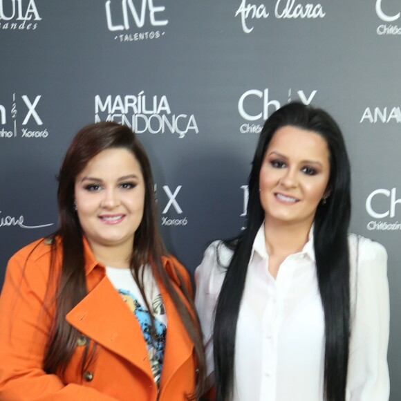 Maiara, dupla de Maraisa, comenta incidente com avião da dupla ao Purepeople nesta segunda-feira, dia 16 de outubro de 2017