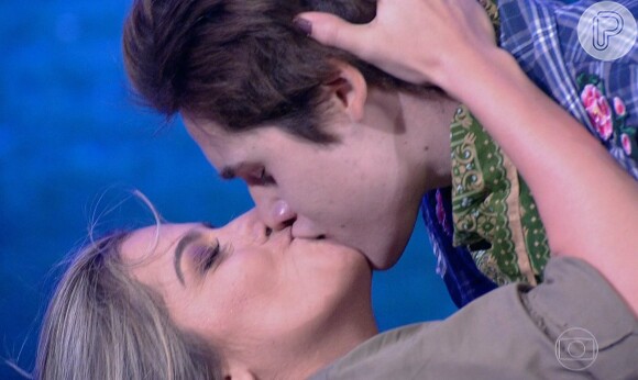 Nicolas Prattes e a bailarina Mayara Araújo se beijaram no 'Dança dos Famosos'