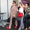 Estilo? John Mayer combina meias, pantufas e look floral ao chegar ao RJ. Fotos!