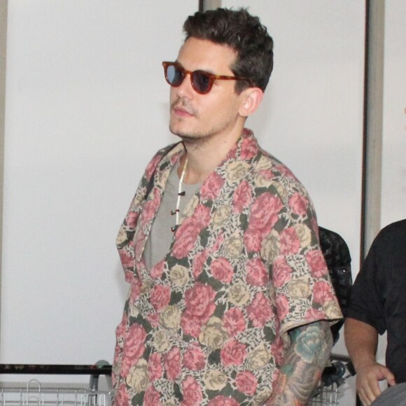 O cantor John Mayer chamou atenção ao desembarcar no Rio de Janeiro com um visual inusitado