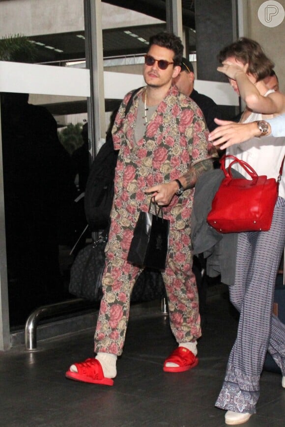 John Mayer combinou meias creme e pantufas para viajar para o Brasil