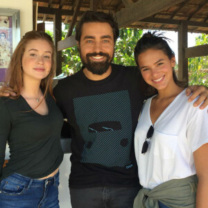 Bruna Marquezine foi clicada com Ricardo Pereira e Marina Ruy Barbosa nos bastidores da preparação para a nova trama