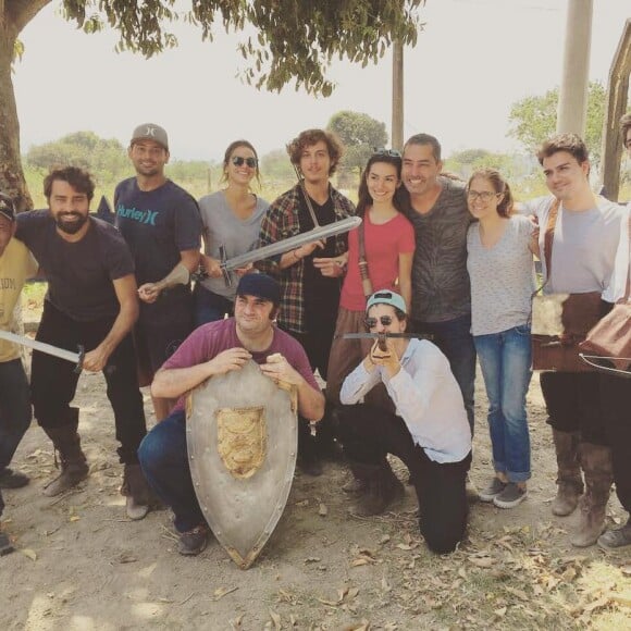 Bruna Marquezine se divertiu com o elenco de 'Deus Salve o Rei' durante as aulas de equitação e espada