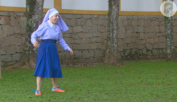Irmã Didi (Jackie Obrigon) deixa todos surpresos por usar chuteiras e saber jogar futebol, no capítulo que vai ao ar segunda-feira, dia 23 de outubro de 2017, na novela 'Carinha de Anjo'