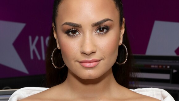 Demi Lovato explica orientação sexual: 'Saio tanto com homens quanto mulheres'