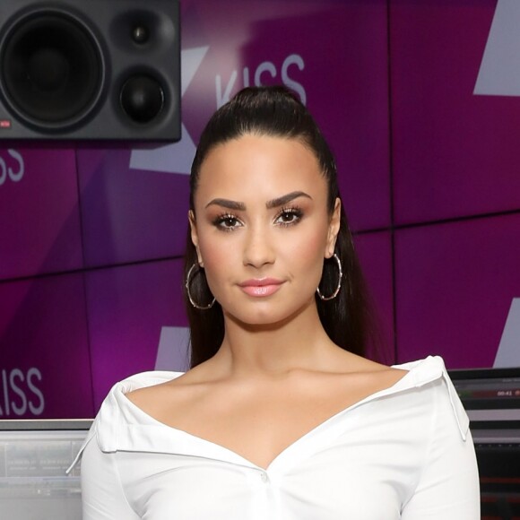 No documentário, Demi Lovato mostra que está seguindo com sua vida de solteira