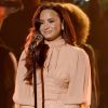 'Eu saio tanto com homens quanto mulheres', contou Demi Lovato em documentário
