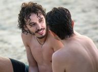 Carol Duarte, sem camisa, usa adesivo nos seios em cena final de Ivan e Claudio