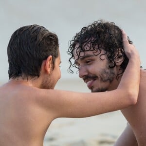 Em 'A Força do Querer', Ivan (Carol Duarte) vai reencontrar Claudio (Gabriel Stauffer) na praia