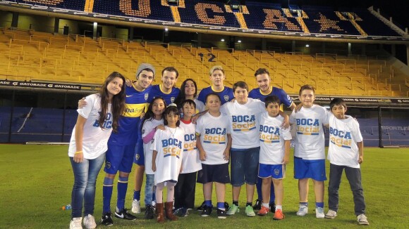 One Direction joga futebol na Argentina antes de se apresentar no Brasil