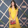 A atriz Sofia Black-D'Elia usou amarelo em festa da Fox, na Califórnia, em 25 de setembro de 2017