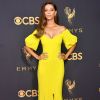 Angela Sarafyan caprichou no decote do look amarelo Elizabeth Kennedy, coleção resort 2018, no Emmy Awards 2017