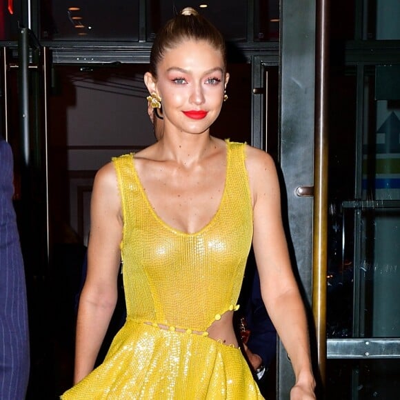 Gigi Hadid usou vestido amarelo do estilista nepalês-americano Prabal Gurung para a exibição do filme 'All I See is You', em Nova York, na última segunda-feira, 16 de outubro de 2017