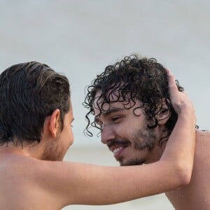 Mastectomizado, Ivan (Carol Duarte) vai à praia sem roupas de banhos feminias e reencontra Claudio (Gabriel Stauffer), na novela 'A Força do Querer'
