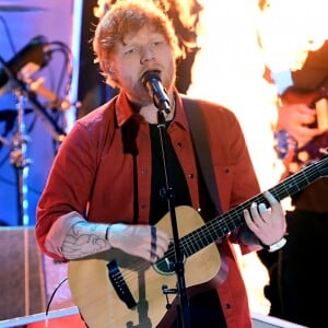 Ed Sheeran se comunicou com fãs no Instagram através de seu representante: 'O Ed não está digitando já que os dois braços estão imobilizados'