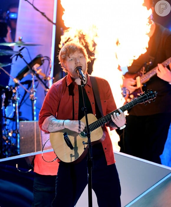 Ed Sheeran se comunicou com fãs no Instagram através de seu representante: 'O Ed não está digitando já que os dois braços estão imobilizados'