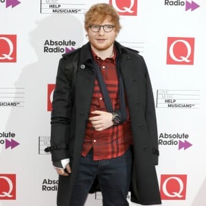 Ed Sheeran exibe braço com tala após acidente de bicicleta ao prestigiar a premiação Q Awards 2017, nesta quarta-feira, 18 de outubro de 2017