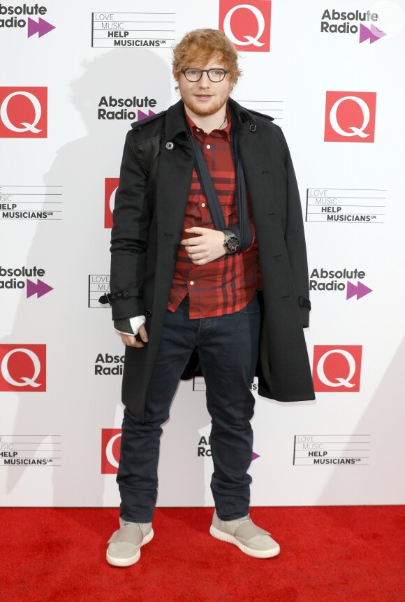 Ed Sheeran exibe braço com tala após acidente de bicicleta ao prestigiar a premiação Q Awards 2017, nesta quarta-feira, 18 de outubro de 2017
