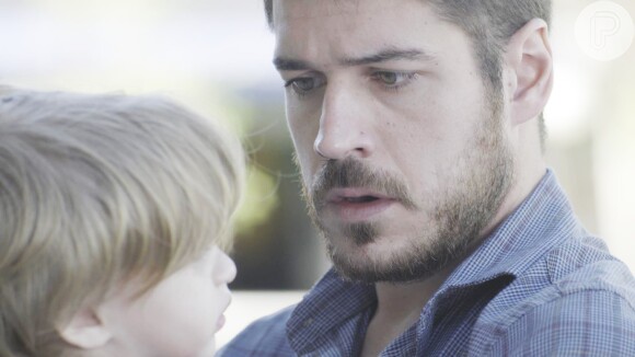 Zeca (Marco Pigossi) supera seu medo de água para ficar com o filho em 'A Força do Querer'
