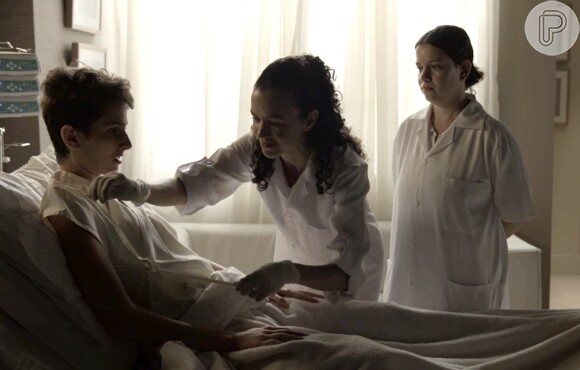 Ivan (Carol Duarte) fica realizado ao ver o resultado da cirurgia de retirada de mamas