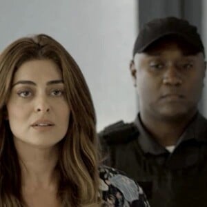 Bibi (Juliana Paes) se entregou para a polícia e teve apoio da mãe, Aurora (Elizângela)