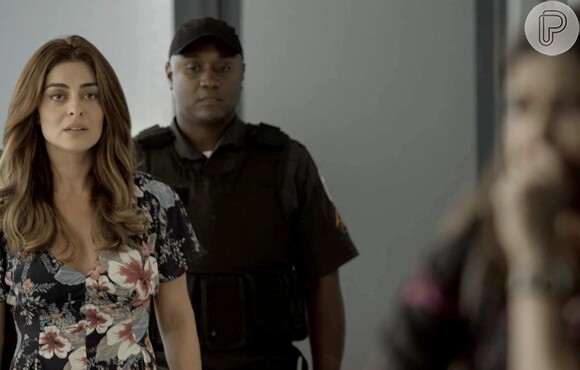 Bibi (Juliana Paes) se entregou para a polícia e teve apoio da mãe, Aurora (Elizângela)