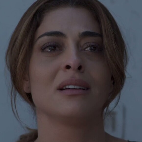 Bibi (Juliana Paes) foi presa, ganhou liberdade condicional e escreveu um livro sobre sua experiência