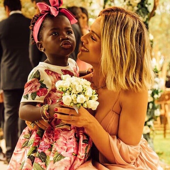 Títi, filha de Giovanna Ewbank, foi daminha de honra do casamento de Marina Ruy Barbosa