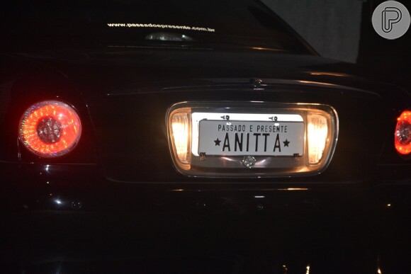 Anitta usa limousine personalizada; veículo ganhou o nome da apresentadora na placa