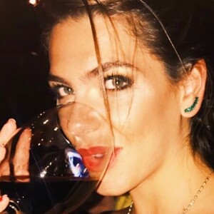 Mariana Goldfarb não abre mão de beber vinho, mas deixa de lado uma guloseima: 'Pão com azeite, sal e alecrim'