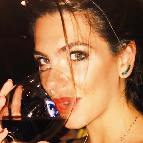 Mariana Goldfarb não abre mão de beber vinho, mas deixa de lado uma guloseima: 'Pão com azeite, sal e alecrim'