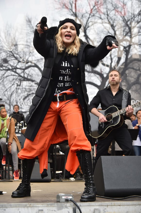 Os coturnos até o joelho deram atitude ao look despojado de Madonna