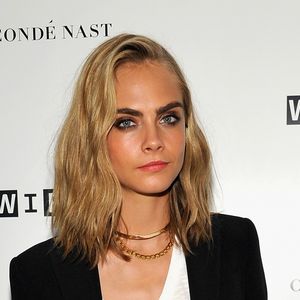 Para deixar o look esportivo mais arrumadinho, Cara Delevingne apostou em um blazer preto