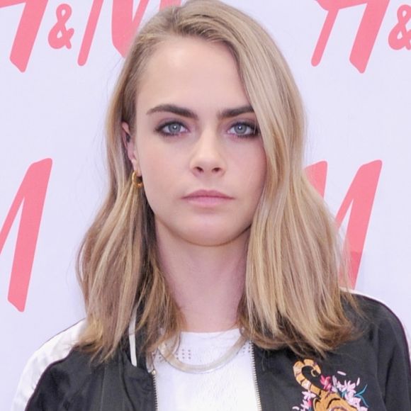 Bomber jackets bordadas, como a usada pela modelo Cara Delevingne, podem ser um ótimo elemento de estilo para looks com sapatos baixos