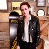 A atriz Kristen Stewart é adepta de looks com jaqueta de couro e sapatos baixos
