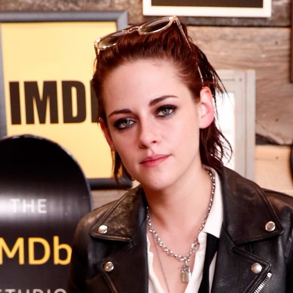 A atriz Kristen Stewart é adepta de looks com jaqueta de couro e sapatos baixos