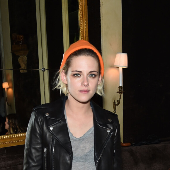 As jaquetas de couro dão um toque de estilo aos visuais básicos de Kristen Stewart