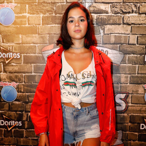 No festival, Bruna Marquezine soprepôs o look básico, com short jeans comprado em brechó e tênis, com uma capa vermelha