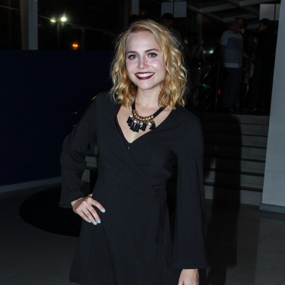 O look arrumadinho de Letícia Colin ganhou estilo com os sapatos baixos de fivelas discretas